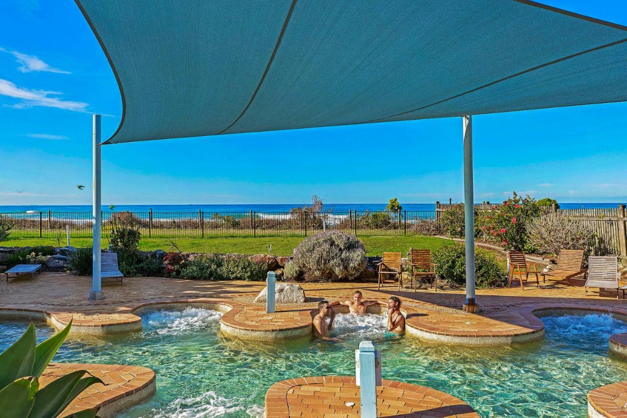 Blue Lagoon Beach Resort باتو باي المظهر الخارجي الصورة